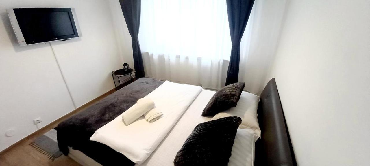 33 Coquette Apartment Baia Mare Bagian luar foto